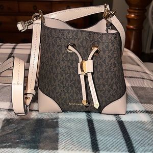 Michael Kors Mercer Small Bucket Bag